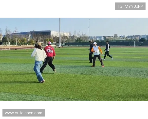 重庆飞盘队与上海飞盘队赛后复盘分析比赛经验与战术调整探讨 重庆飞盘队与上海飞盘队赛后复盘分析比赛经验与战术调整探讨